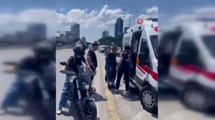 <p>İhbar üzerine olay ambulans sevk edildi. Şahıs, sağlık ekiplerince ambulansa alınarak hastaneye kaldırıldı.</p>