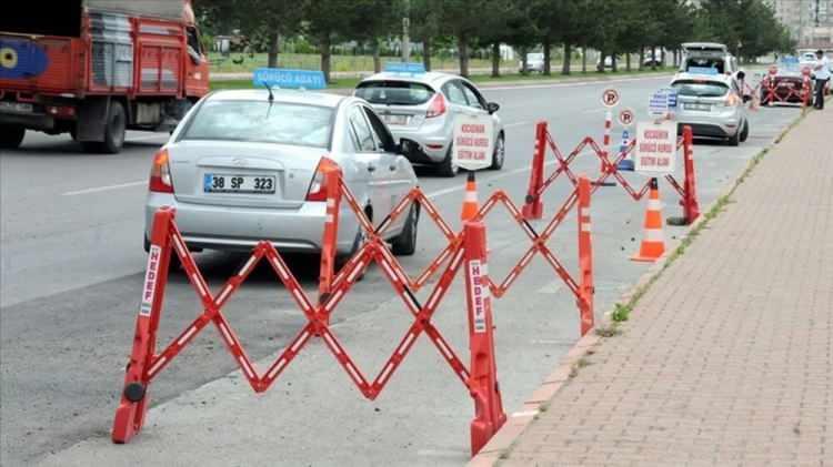<p>Ehliyet alacakların yeni düzenleme ile dikkat etmesi gereken hususları belirten Trafik Eğitmeni Zakir Çelepkolu, paralel parkta oval bir şekilde paralel park aşamasının yapılacağını belirtti.</p>

<p> </p>
