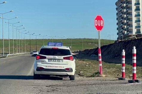 <p>Bir öğrencinin yerine başkasının sınava girmesidir. Artık sürücü kursuna gelip kayıt olan kişi müracaat formunu kendisi doldurduktan sonra canlı ortamda sürücü kursu tarafından fotoğrafı çekilip Milli Eğitim Bakanlığı Bilişim Sistemleri olan MEBBİSE fotoğrafını aktaracağız.</p>
