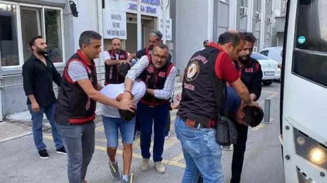 <p>Maktul Gulkamar Hanymova'nın (54) dini nikahlı eşi olduğunu ve ilişkilerinin bir dönem bozulduğunu, şüphelenip telefonuna gizli bir ses kaydı alan program yüklediğini belirten Saparmurat Hallyev, <strong>"Ben Çeşme'de çalışırken salı günleri evimizde buluşuyorduk. Ben o uyurken telefonunu alarak programdan kimlerle konuştuğunu dinliyordum. Önce kabul etmedi ama ses kaydını açtım ve benden özür diledi. 'Bir daha böyle bir şey yapmayacağım' dedi ve affettim. Sonra her şey yoluna girdi ama bir süre sonra yine şüphelerim başladı yine program yükledim. Programı kurduktan 2 ay sonra yine başka biriyle konuşmalarını tespit ettim."</strong> ifadelerini kullandı.</p>
