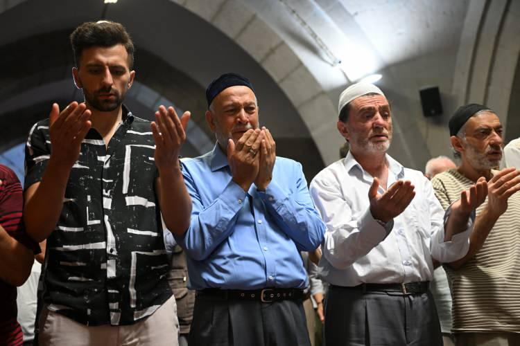 <p>İran'ın başkenti Tahran'da suikasta uğrayan Hamas Siyasi Büro Başkanı İsmail Haniye için Yozgat ve Kayseri'de gıyabi cenaze namazı kılındı.</p>