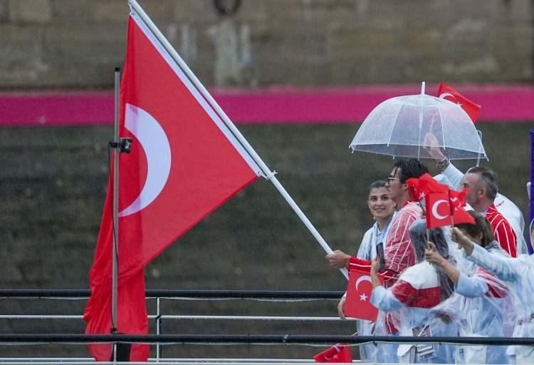 <p>Türk sporcuların Paris 2024 Olimpiyat Oyunları’nın açılış töreninde giydikleri kıyafetler sosyal medyada tartışmalara neden oldu.</p>
