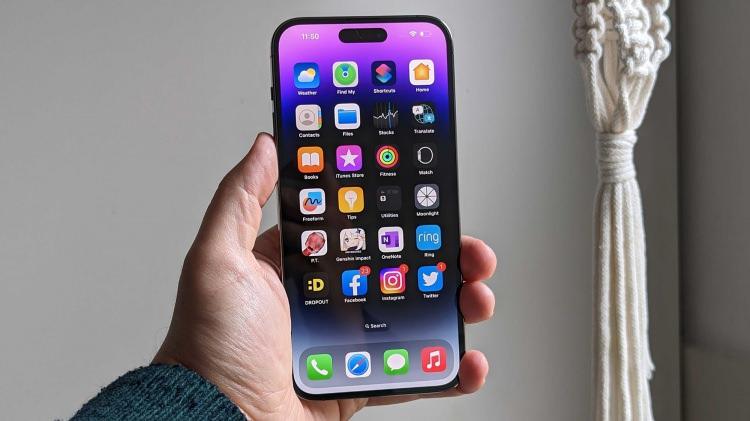 <p><span style="color:#B22222"><strong>1)  İPHONE 15</strong></span></p>
