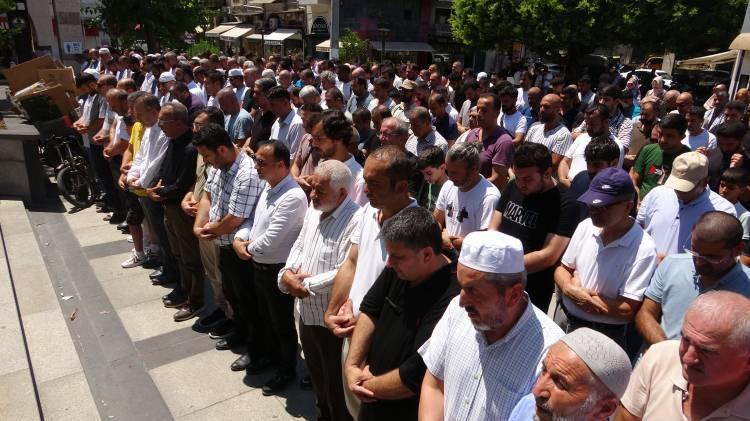 <p>Mersin Ulu Camii'de düzenlenen gıyabi cenaze namazına dernek üyelerinin yanı sıra çok sayıda vatandaş da katıldı. Mersin İl Müftüsü Aydın Yığman'ın kıldırdığı namazda Haniye için dualar edildi.</p>
