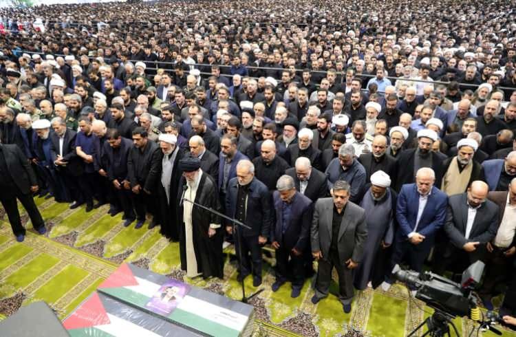 <p>İran'ın İsmail Haniye'yi koruyamaması ve zaafiyetleri geniş yankı uyandırırken suikastle ilgili akıllarda birçok soru işareti de kaldı. </p>