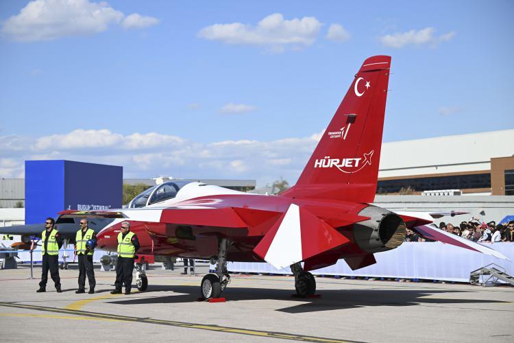 <p><strong>• Servis Tavanı</strong> 45.000 ft</p>
<p> </p>
<p><strong>• G Limiti </strong>+8 G/-3 G</p>
<p> </p>
<p><strong>• Menzil </strong>2222 km</p>
<p> </p>
<p><strong>• Yük Kapasitesi </strong>2721 kg</p>