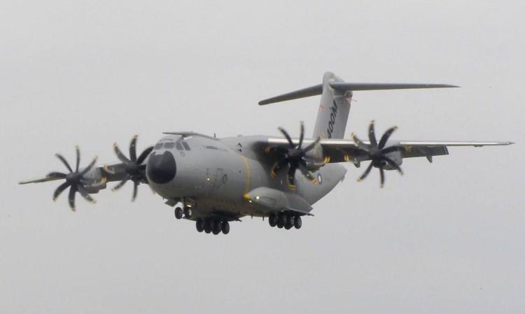 <p><strong>İDDİAYA GÖRE İSPANYA AIRBUS A400M'DE SATIN ALACAK</strong></p>
<p> </p>
<p>Huffington Post'ta yayınlanan bir habere göre, İspanya stratejik taşıma filosunu genişletmek amacıyla askeri<strong> kargo taşımacılığı için tasarlanan 6 adet Airbus A400M uçağı da satın</strong> <strong>almayı </strong>görüşüyor</p>