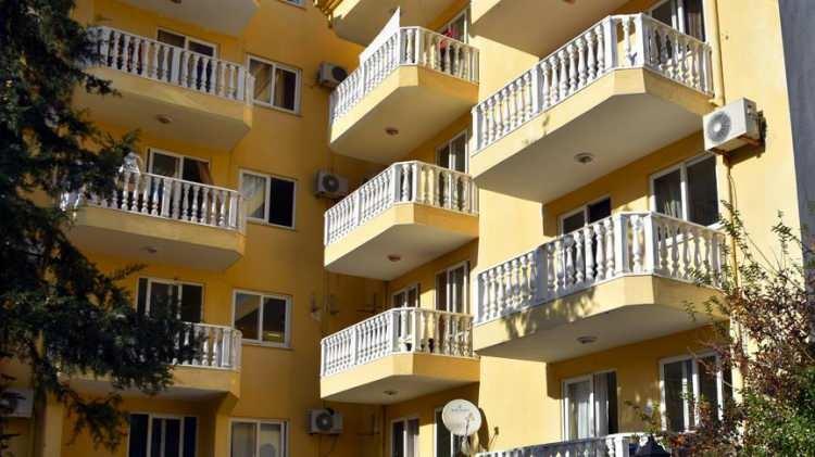 <p>Maltepe/Esenkent: Kentsel dönüşüm süreci toplu konut yapımlarıyla son yıllarda hızlanan Maltepe’nin Esenkent Mahallesi, yüksek riskli bölgeler arasında 4 yılda satılık konut değeri nominal olarak en fazla artan ikinci bölge. Esenkent’te ortalama satılık konut değerleri 4 yılda yüzde 1010 artış gösterdi. Satılık birim metrekare fiyatı 46 bin 872 TL/metrekare olan mahallede 2 yıllık satılık değer değişimi yüzde 146, yıllık satılık değer değişimi ise yüzde 16. Mahallenin 4 yıllık reel değer değişimi ise yüzde 123. Esenkent’in satılık konut piyasasındaki reel değişim, son bir yılda İstanbul’un diğer mahallelerinde olduğu gibi düşüşte. Satılık konut fiyatları son bir yılda reel olarak yüzde 33 düşüş gösterdi.</p>
<p> </p>