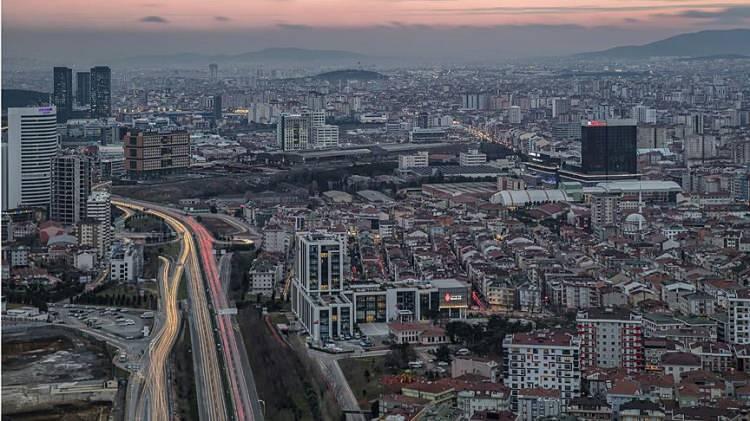 <p>Beşiktaş/Ortaköy: Ortaköy, kentsel dönüşüm ve güçlendirme süreçlerinin yavaş ilerlediği İstanbul mahallelerinden. Bu durum, konut fiyatlarındaki değer artış oranlarına da yansıyor. Ortaköy’deki satılık konutların 4 yıllık artış oranı, yüzde 531 seviyesinde. Satılık birim metrekare fiyatı 120 bin 298 TL/metrekare olan mahallede 2 yıllık satılık değer değişimi yüzde 93, yıllık satılık değer değişimi ise yüzde 39. 4 yılda satılık konut piyasası reel olarak yüzde 27 artan mahallede fiyatlar son bir yılda reel olarak yüzde 20 azaldı.</p>