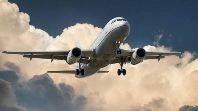 <p>Pilot ve kabin ekipleri yolcunun hemen hastaneye kaldırılması için zamanla yarıştı. </p>