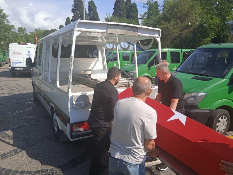 <p>örene, Kültür ve Turizm Bakanı Mehmet Nuri Ersoy, İstanbul Valisi Davut Gül, İstanbul Büyükşehir Belediyesi Başkanı Ekrem İmamoğlu, Devlet Tiyatroları Genel Müdürü Tamer Karadağlı, sanatçılar Zafer Algöz, Ali Düşekalkan, Ahmet Yenilmez, tarihçi İlber Ortaylı, Işık'ın yardımcısı Fuat Torlak ve Işık'ın sevenleri katıldı.</p>

<p> </p>
