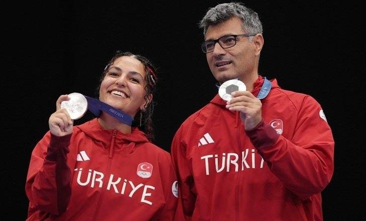 <p>2024 Paris Olimpiyatları'nda Atıcılık 10 Metre Havalı Tabanca Karışık Takım Final müsabakasında millilerimiz Yusuf Dikeç ve Şevval İlayda Tarhan gümüş madalya kazandı.</p>
