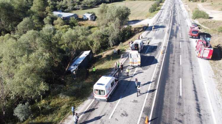 <p>Yaralılar ambulanslarla Refahiye Devlet Hastanesi ile kentteki çeşitli hastanelere kaldırıldı.</p>
