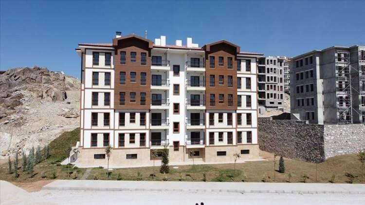 <p>Küresel riskler, güç çekişmeleri ve savaşlar nedeniyle birçok sektör gibi gayrimenkul sektöründe de bir süredir durgunluk hakim.</p>