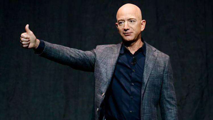 <p>Jeff Bezos, yeniden 2. sıraya yükselirken, 15 milyar dolar kaybetse de 187,1 milyar dolarlık servete sahip.</p>