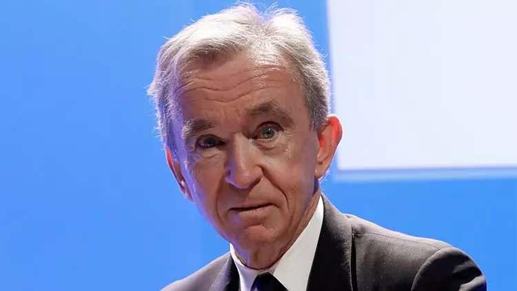 <p>Listenin ilk sırasından 3’e düşen “lüksün kralı” Bernard Arnault, 173,3 milyar dolara gerileyen servetiyle listede yer alıyor.</p>
<p> </p>