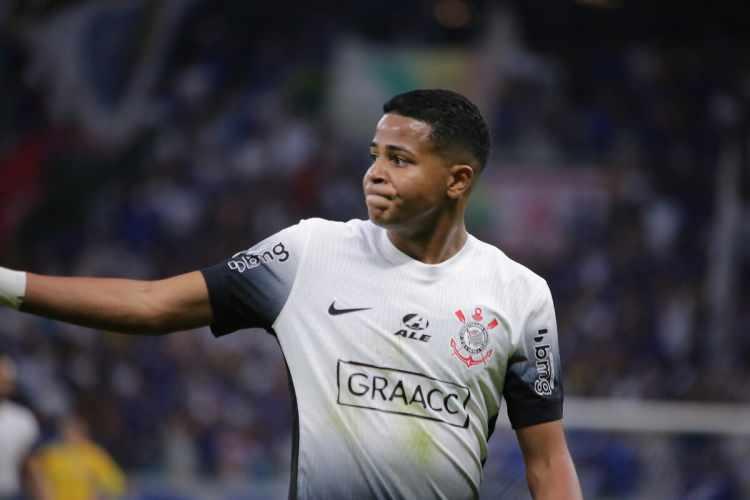 <p>Fenerbahçe'nin bu transferden vazgeçme sebebi olarak ise Corinthians cephesinin oyuncu için 30 milyon Euro bonservis istemesi gösterildi.</p>