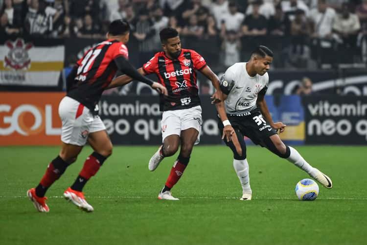 <p>Geçtiğimiz sezon Serie A’da Corinthians formasıyla 17 karşılaşmada forma giyen oyuncu 2 gollük katkı verdi.<br />
<br />
<br />
<br />
</p>