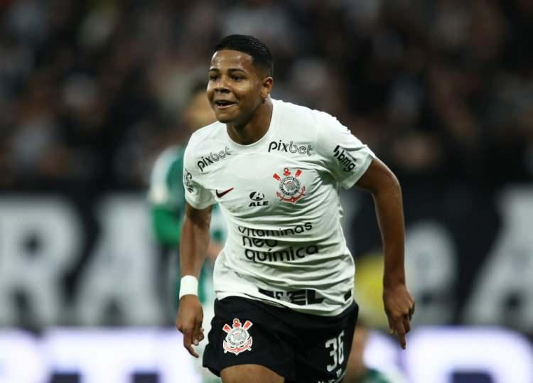 <p>Brezilya Serie A ekiplerinden Corinthians'ta forma giyen Wesley'in maliyeti Fenerbahçe'yi başka arayışlara itti.</p>