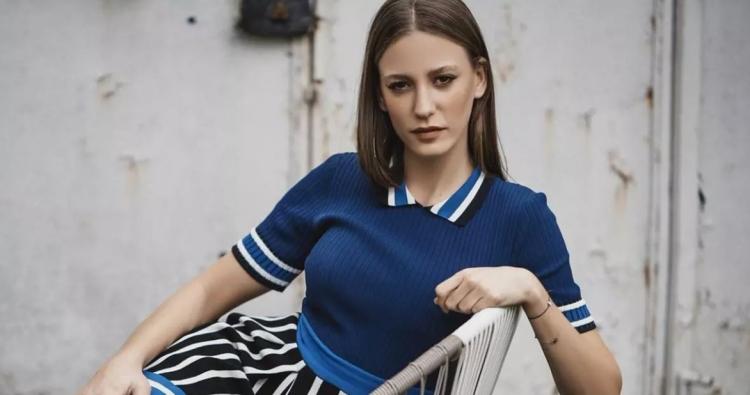 <p><strong>9- SERENAY SARIKAYA</strong><br />
<br />
Özel Ataşehir Adıgüzel Güzel Sanatlar Lisesi'nin tiyatro bölümünden mezun oldu.</p>
