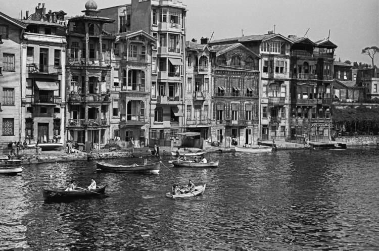 <p>1950’lerde kırsal yerleşim olan Sultanbeyli de 2012'deki büyükşehirler yasasına kadar önce belde sonra da ilçe haline geldi. İstanbul'da kent-kır ayrımının ortadan kalktığı bir başka örnek ise Çatalca.</p>
