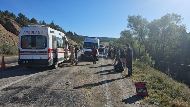 <p>Erzincan'ın Refahiye ilçesinde yolcu otobüsünün devrilmesi sonucu 1 kişi hayatını kaybetti, 33 kişi yaralandı.</p>
