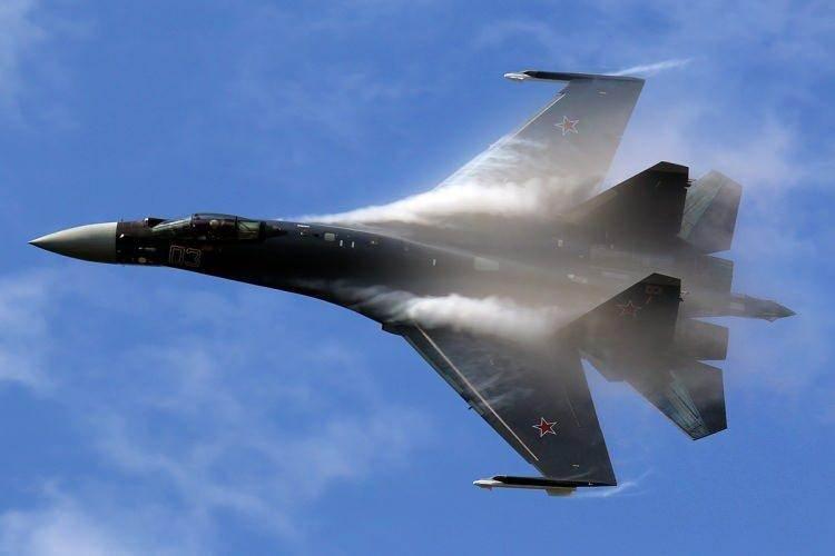 <p><strong>TEKNİK ÖZELLİKLER</strong></p>

<p> </p>

<p>Her biri 14.500kgf’lik çift turbofan motora sahip olan Su-35; tek kişilik mürettebata, azami 34.500 kilogram kalkış ağırlığına, </p>

<p> </p>

<p>8.000 kilogram silah kapasitesine, 18 kilometre servis irtifasına ve <strong>1.580 kilometre (deniz seviyesinde, Mach 0.7) uçuş menziline sahiptir.</strong></p>
