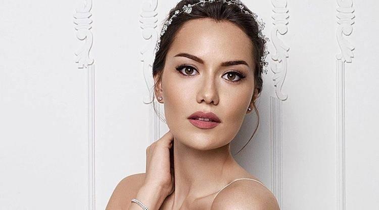 <p><span style="color:#B22222"><strong>Fahriye Evcen</strong></span></p>
<p><strong>Almanya Düsseldorf Heinrich Heine Üniversitesi Sosyoloji Bölümünü okurken dizi teklifleri gelince okulunu dondurdu. Eğitimini Boğaziçi Üniversitesi Tarih Bölümü'nde tamamladı. </strong></p>