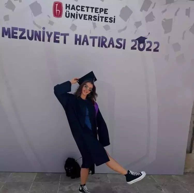 <p><span style="color:#B22222"><strong>Burcu Özberk</strong></span></p>
<p><strong>Hacettepe Üniversitesi Ankara Devlet Konservatuar Bölümü</strong></p>