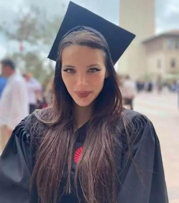 <p><strong><span style="color:#B22222">Leyla Tanlar</span></strong></p>
<p><strong>Koç Üniversitesi Medya Planlama ve Görsel Sanatlar Bölümü</strong></p>