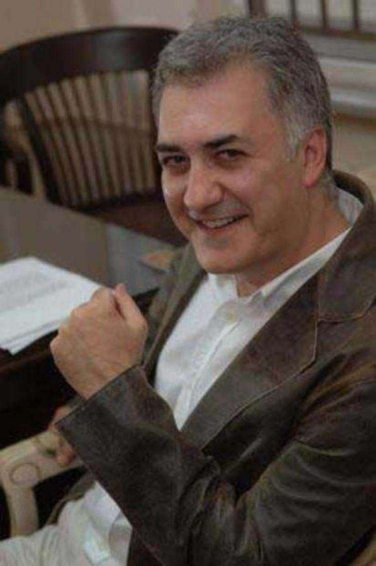 <p><span style="color:#B22222"><strong>Tamer Karadağlı</strong></span></p>
<p><strong>Bilkent Üniversitesi Sahne ve Güzel Sanatlar Fakültesi Tiyatro Bölümü'nden mezun oldu.</strong></p>