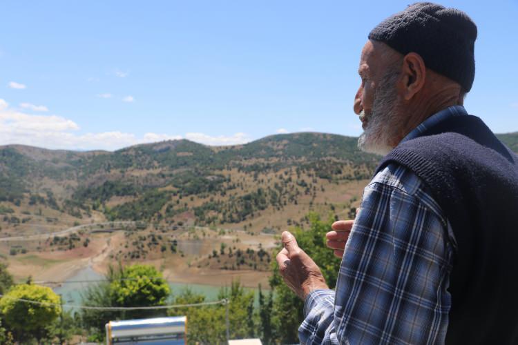 <p>Barajın tamamen dolmasıyla köy adeta suya gömüldü. Köyle birlikte köy mezarlığı da sular altında kaldı. Köyden geriye sadece köy camisinin minaresi kalmıştı</p>
