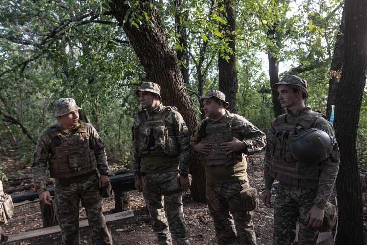 <p>Rusya-Ukrayna savaşı devam ederken, Ukrayna Ordusu, Donetsk Oblastı'nda bulunan cephe hattında askeri hareketliliğini sürdürüyor.</p>
