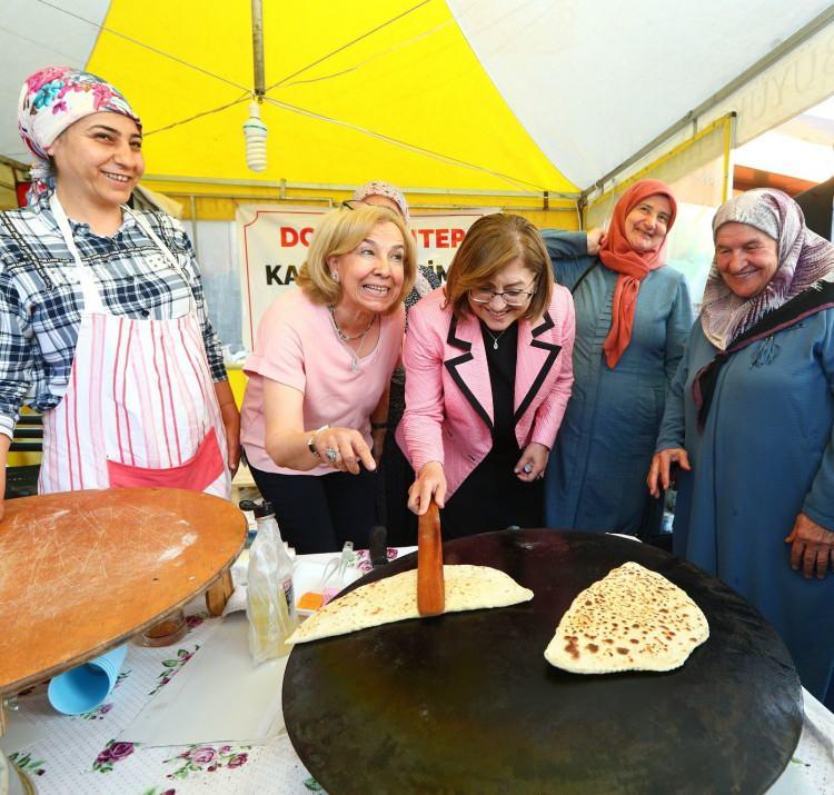 <p>Festivaller Parkı’nda dernekler için kurulacak çadırlarda yerel kültürler tanıtılırken yöresel ürünler ve yemekler <strong>Gazianteplilerle </strong>buluşacak.</p>
