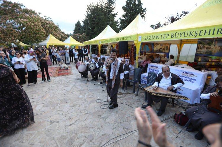 <p>Festival boyunca şehre yerleşmiş kültürler bir araya gelerek farklı yöresel kültürleri tanıma, tanıtma fırsatı sunulacak, kentte yaşayan insanlarla birlik, beraberlik, kardeşlik ve dostluğu arttıracak bir buluşma ortamı yaratılacak.</p>