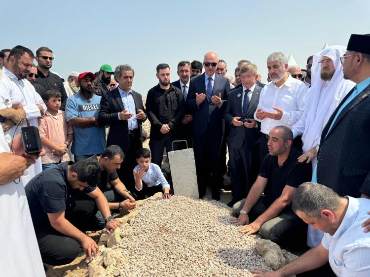 <p>Haniye'nin naaşı, kılınan cenaze namazının ardından Doha'nın 15 kilometre kuzeyindeki Lusail kentinde bulunan mezarlığa defnedildi. </p>