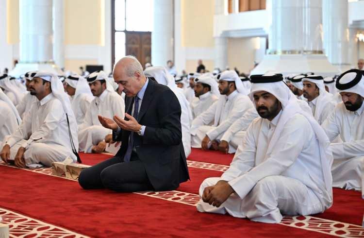 <p>Haniye için Doha'da düzenlenen cenaze törenine Cumhurbaşkanı Yardımcısı Cevdet Yılmaz, TBMM Başkanı Numan Kurtulmuş, Dışişleri Bakanı Hakan Fidan ve Milli İstihbarat Teşkilatı Başkanı İbrahim Kalın ve bazı milletvekilleri katıldı.</p>