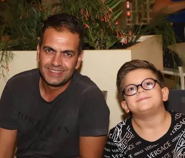 <p>"Yanlış anlaşılmasın ben &ccedil;ocuğumu her zaman hayvan sevgisiyle yetiştirdim ama sorumsuz insanlar y&uuml;z&uuml;nden benim &ccedil;ocuğum bu hale geldi. Hem de bu hale gelmenin cezası sadece 2 bin 400 lira ve h&acirc;l&acirc; o k&ouml;pekler o sorumsuz insanın elinde. Yasaya karşı gelen insanlardan ricam biraz empati. Kendi &ccedil;ocukları veya yakınlarının &ccedil;ocukları bu hale gelse aynı tepkiyi verebilirler mi?" diye konuştu.</p>

<p>&nbsp;</p>
