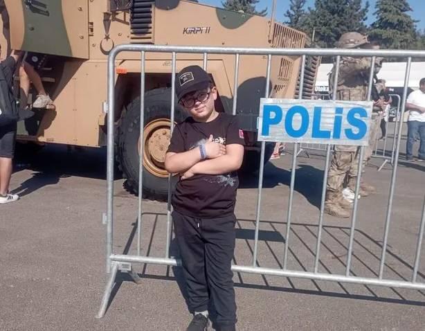 <p>Antalya'da 2 Haziran 2021 yılında o zaman 3.5 yaşındaki Yağız &Ccedil;etin, sevmek istediği k&ouml;peğin saldırısında &ouml;l&uuml;mden d&ouml;nd&uuml;. Muratpaşa il&ccedil;esi Cumhuriyet Mahallesi 639 Sokak'ta meydana geldi. Mediha Nur &Ccedil;etin oğlu Yağız ile akrabalarını ziyaret ettikten sonra eve d&ouml;nmek i&ccedil;in sokağa &ccedil;ıktı.</p>

<p>&nbsp;</p>
