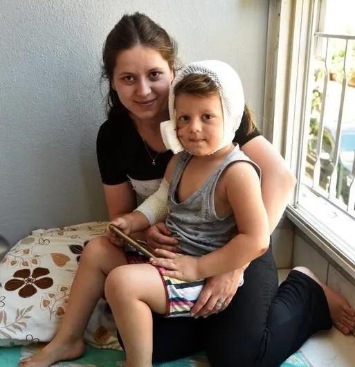 <p>&Ccedil;etin taksi &ccedil;ağırmak i&ccedil;in butonuna basarken, Yağız ise sokaktaki bir kurt k&ouml;peğini sevmek istedi. Ancak bu sırada k&ouml;pek Yağız'a saldırıp altına aldı. &Ccedil;evredekilerden yardım isteyen &Ccedil;etin, bir yandan da oğlunu kurtarmaya &ccedil;alıştı. Bu sırada başka bir k&ouml;pek, Yağız'ı saldıran k&ouml;peği ısırdı. Yağız'ı bırakan k&ouml;pek, diğer k&ouml;pekle kavga etmeye başladı.</p>

<p>&nbsp;</p>
