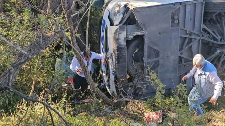 <p>Hamdi Ç. (59) yönetimindeki Dadaş firmasına ait 34 TR 386 plakalı yolcu otobüsü, Erzincan-Sivas kara yolu Kızıldağ mevkisi Gemecik köyü yakınlarında kontrolden çıkarak devrildi.</p>
