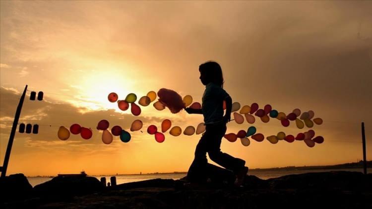 <p>Doğurganlık göstergelerindeki hızlı düşüş eğiliminin devam edeceğini varsayan düşük senaryoya göre, Türkiye nüfusunun 2044'te 89 milyon 959 bin 486 kişiyle en yüksek büyüklüğe ulaşacağı tahmin edilirken, 2100'de 55 milyonun altına düşmesi bekleniyor.</p>
<p> </p>
