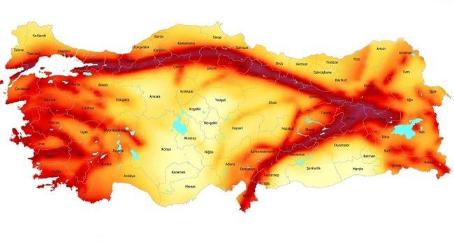 <p><span style="color:#000000"><strong>Kuzey Anadolu, Doğu Anadolu ve Batı Anadolu fay hatları kuşağında yer alan Türkiye, aktif bir deprem ülkesi. Özellikle merkez üssü Kahramanmaraş olan 7.7 ve 7.6 büyüklüğündeki iki depremin acısı hala daha yürekleri dağlarken Türkiye'nin dört bir yanındaki kurum ve kuruluşlar, Maden Tetkik ve Arama Genel Müdürlüğü'nün (MTA), yenilenen "Diri Fay Haritasını" kullanarak deprem riskine karşı hazırlıklı olmayı hedefliyor.</strong></span></p>