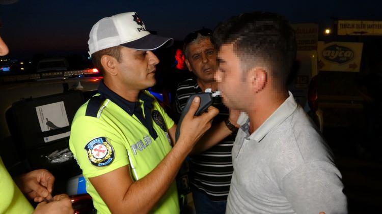 <p>Alanya-Antalya D-400 Karayolunda Alanya istikametinden Manavgat istikametine seyir halindeki Berkay Dinçer'in kullandığı 07 GFK 97 plakalı otomobil, Ulualan mevkiinde emniyet şeridinde park halindeki 07 JV 583 plakalı otomobile arkadan çarptı.</p>