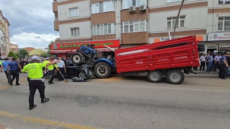 <p>Tokat'ta 11.00 sıralarında GOP bulvarı üçgen kavşakta inanılmaz bir kaza meydana geldi.</p>
