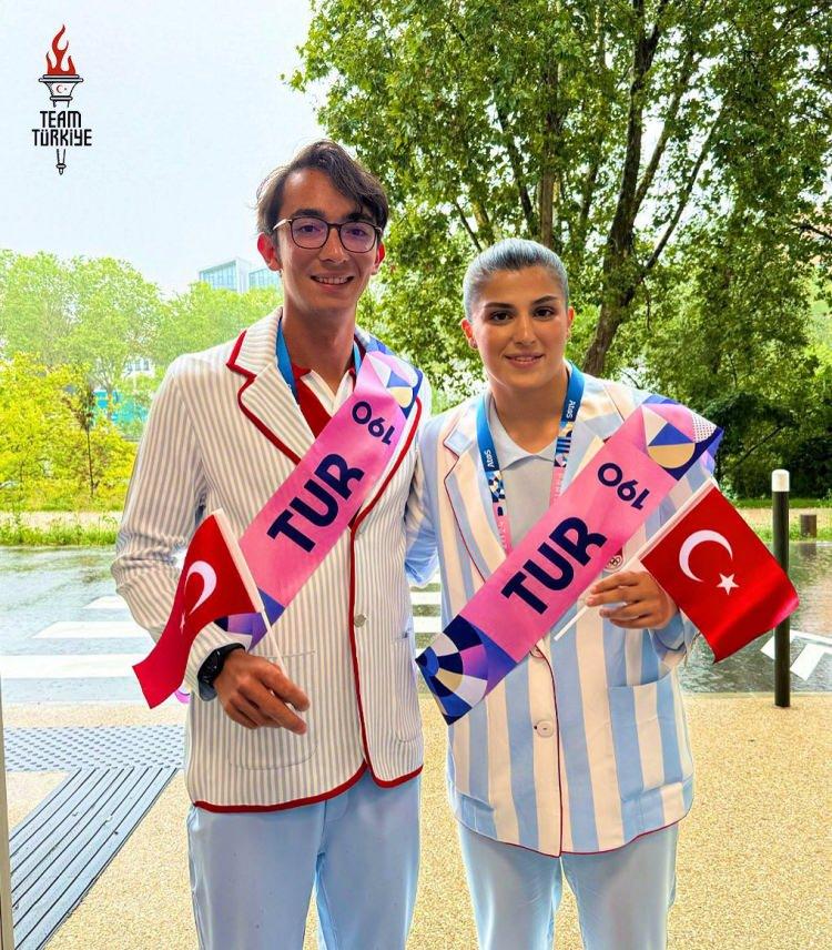 <p><strong>Milli sporcularımızın Paris 2024 Olimpiyatları’nın açılış seremonisinde giydiği kıyafetler tartışma konusu olmuştu. Kıyafetler sosyal medyada "pijamaya benziyor" şeklinde yorumlanırken, yapay zeka Türk milli sporcuları için olimpiyat kıyafeti tasarladı. </strong></p>
