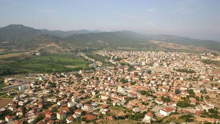 <p>BALIKESİR:</p>
<p>Şehrin adının eski hisar anlamına gelen Paleokastio'dan türediği sanılmaktadır. Halk arasında dolaşan bir söylentiye göre de balı çok anlamına gelir. Çünkü Kesir Arapça'da çok anlamına gelmektedir</p>
<p> </p>