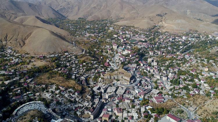 <p>BARTIN:</p>
<p>"Parthenia"dan Bartın'a dönüşen adın kaynağı "Parthenios"dur. Bartın ırmağının antik çağdaki adı olan Parthenios; Yunan mitolojisinde, Okenaus'un çocuklarından birisi ve "Sular Tanrısı"dır. "Sular ilahı veya Muhteşem akan su" anlamlarına gelir. Bir başka anlamı da "Genç Bakire veya Genç Kızlar için koro türküleri"... "Genç Bakire" ise, tanrıça Athena'nın bir sıfatı.</p>
<p> </p>
