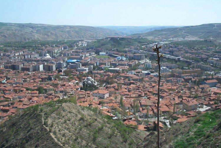 <p>ÇANKIRI:</p>
<p>İlkçağda "Gangra" kalesinin eteğinde kuruldu. İsmini Gangra kalesinden alan Çankırı'ya yakın zamana kadar Çangırı ve Çenğiri deniliyordu.</p>
<p> </p>