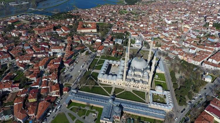<p>EDİRNE:</p>
<p>Romalılar döneminde imparator Hadrianus tarafından kurulduğu için şehir "Hadrianopolis" dını alır. Hadrianus'un şehri anlamına gelen bu sözcük, sonradan değşimlere uğrayarak Edirne halini aldı.</p>
<p> </p>